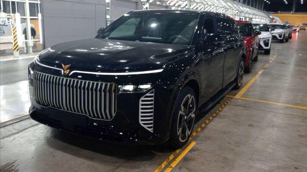 VinFast VF 9 bản đặc biệt lộ diện: Gắn logo vàng, thiết kế sang chảnh như Rolls-Royce