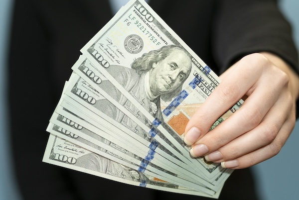 Vì sao VND mất giá mạnh so với các đồng tiền chủ chốt dù USD đang suy yếu?