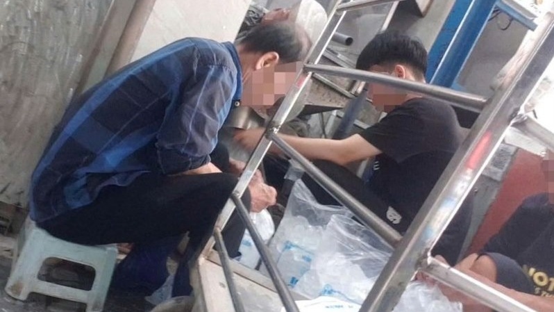 Rùng mình khi loạt quán cà phê nổi tiếng Hà Nội dùng đá viên từ xưởng mất vệ sinh