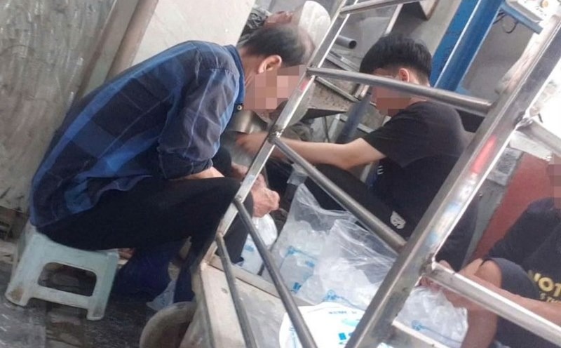 Rùng mình khi loạt quán cà phê nổi tiếng Hà Nội dùng đá viên từ xưởng mất vệ sinh