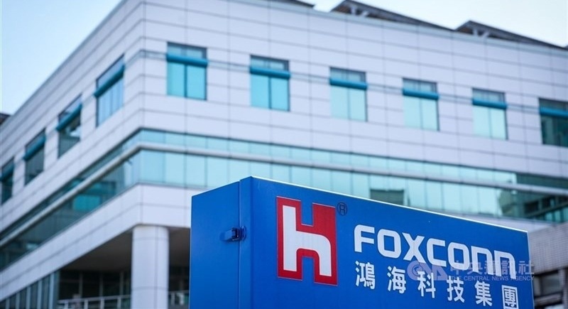 Thủ tướng đề nghị Foxconn chuyển giao công nghệ và xây nhà máy chip bán dẫn tại Việt Nam
