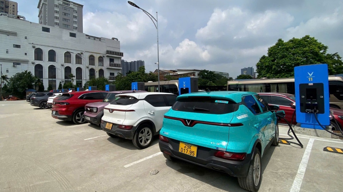 V-Green mở trạm sạc siêu nhanh quy mô lớn đầu tiên tại Cầu Giấy