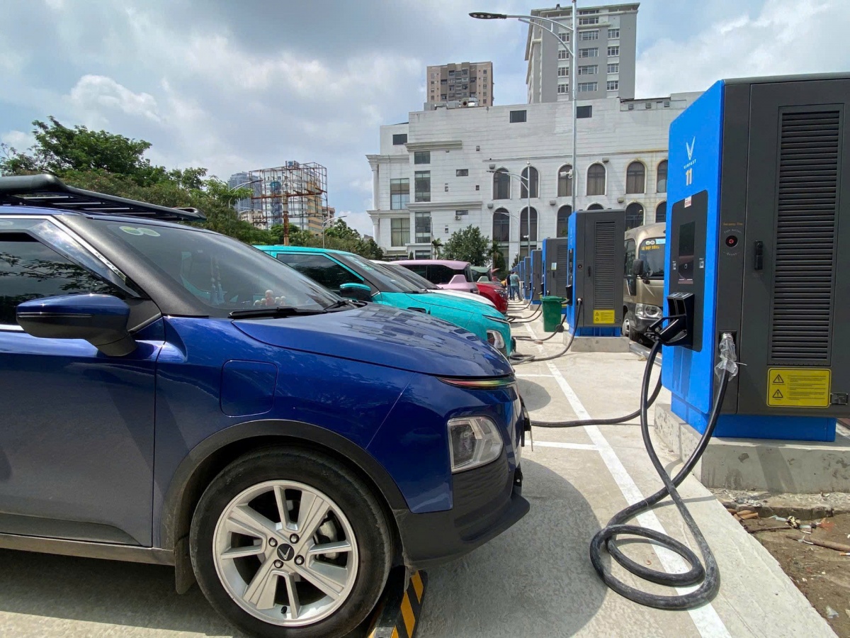 V-Green mở trạm sạc siêu nhanh quy mô lớn đầu tiên tại Cầu Giấy