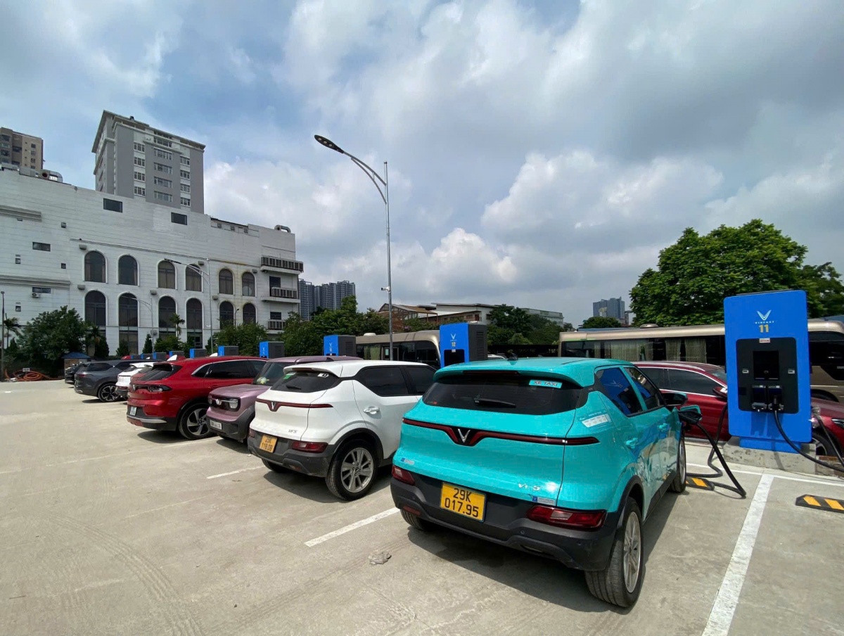 V-Green mở trạm sạc siêu nhanh quy mô lớn đầu tiên tại Cầu Giấy