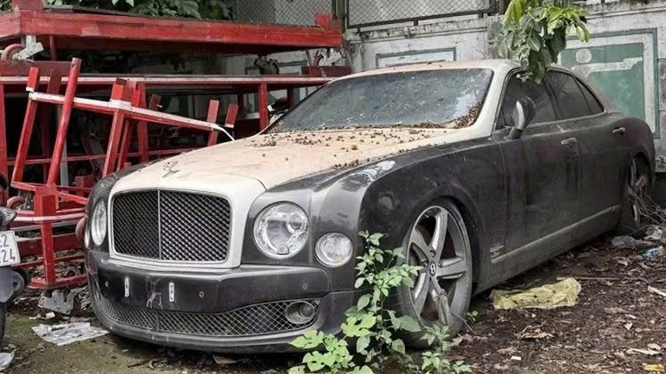 Chiếc Bentley Mulsanne trị giá hàng chục tỷ bị 'bỏ rơi' như sắt vụn ở Hà Nội