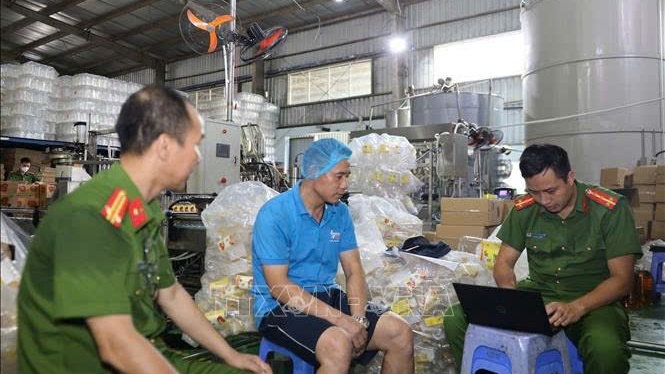 Triệt phá đường dây dầu thực vật giả quy mô lớn: Hơn 1.000 tấn hàng lậu tuồn ra toàn quốc