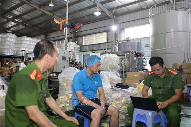 Triệt phá đường dây dầu thực vật giả quy mô lớn: Hơn 1.000 tấn hàng lậu tuồn ra toàn quốc