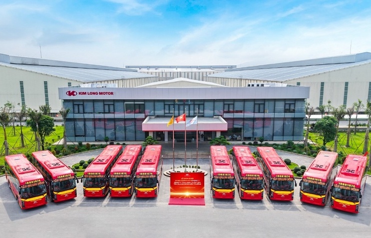 Hãng xe Việt Kim Long Motor vừa bàn giao 20 xe giường nằm phục vụ khu vực miền Trung