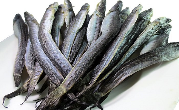 Từ 'cá nhà nghèo' thành đặc sản hút khách: Phơi khô bán 700.000 đồng/kg, dân phố thích mê vì vị ngon lạ