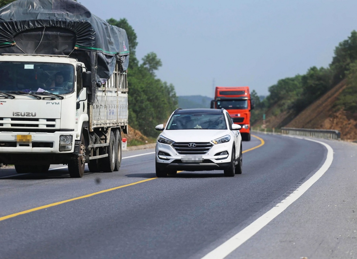 Quy định mới nhất về tình huống vượt xe khác, phải nắm rõ để an toàn, tránh bị phạt lên tới 22 triệu đồng và trừ 10 điểm GPLX