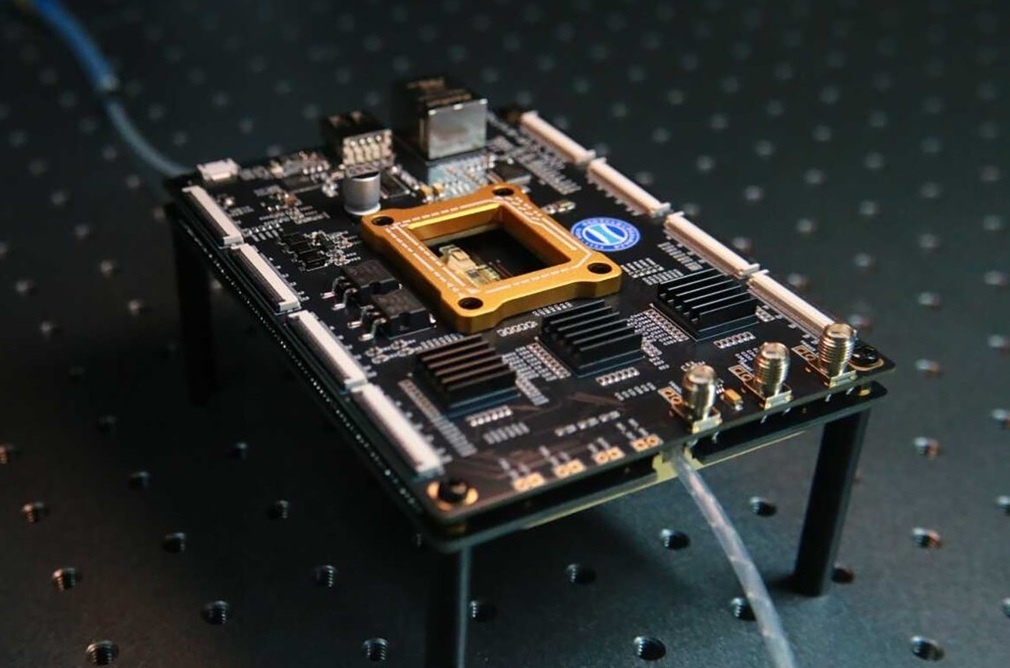Không cần NVIDIA nữa? Trung Quốc vừa tạo ra chip quang học mạnh chưa từng có!