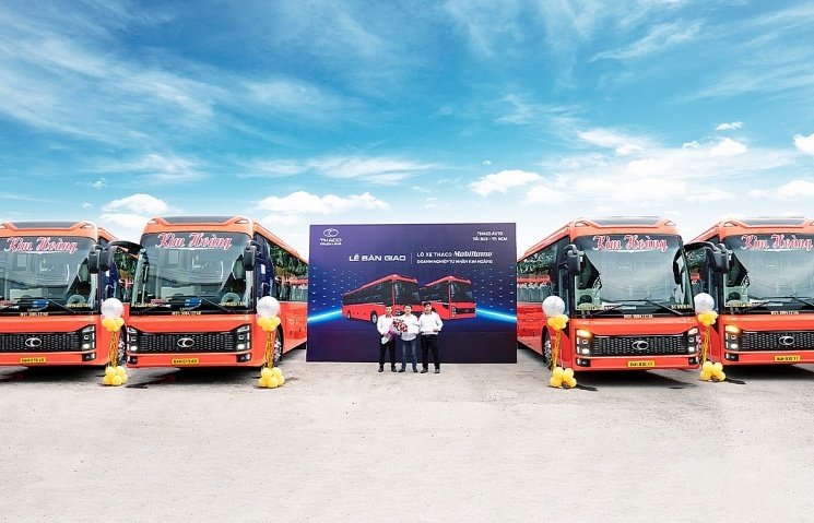 THACO của ông Trần Bá Dương bàn giao lô xe giường nằm phục vụ thành phố giàu nhất Việt Nam