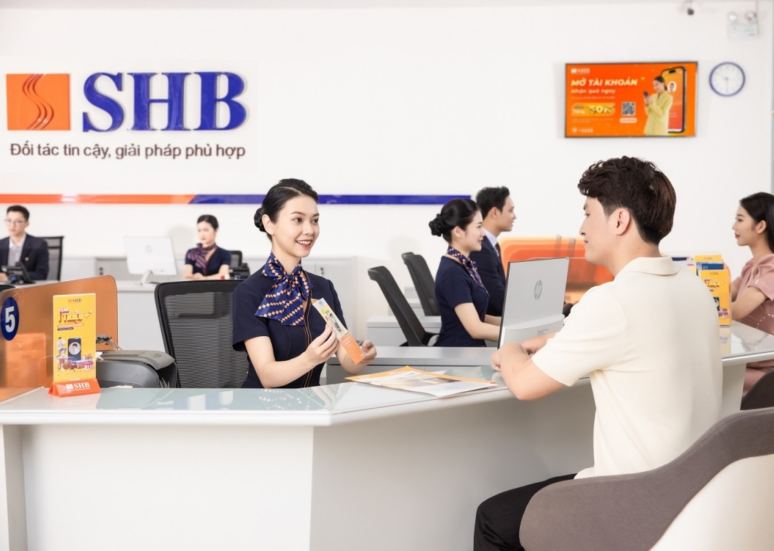 SHB trao tay iPhone 16 Pro Max và vàng 999.9 cho khách chuyển tiền quốc tế
