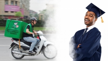 Tốt nghiệp Thanh Hoa, Bắc Kinh, Oxford,.. vẫn phải làm shipper: 5 bằng đại học không nuôi sống nổi, nhưng nghề giao hàng thì có