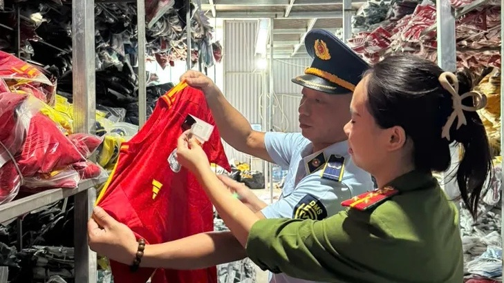 Khởi tố nam thanh niên sinh năm 1994 buôn lậu hơn 35.000 bộ quần áo thể thao giả hơn giá trị 6,6 tỷ đồng