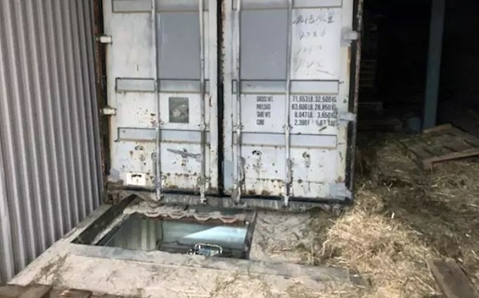Đào sâu 4 mét dưới lòng đất, cảnh sát phát hiện nhà máy thuốc lá giả vận hành 24/24: Tạo ra 3.500 điếu/giờ, lợi nhuận hơn 19 tỷ mỗi tuần