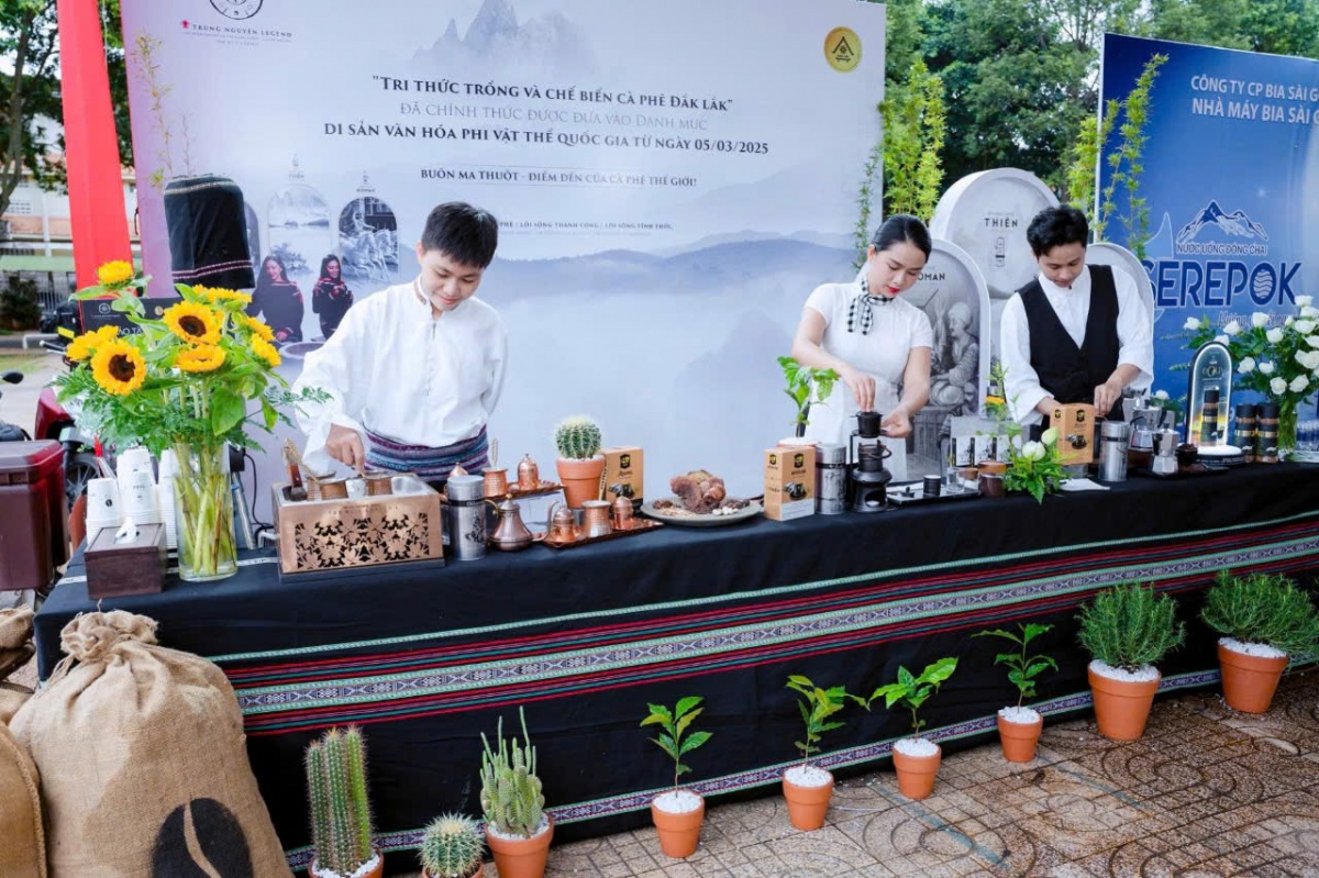 Trung Nguyên Legend của ông Đặng Lê Nguyên Vũ góp mặt tại lễ sáp nhập lịch sử với hương vị cà phê năng lượng