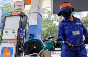 Doanh nghiệp đầu mối xăng dầu giảm mạnh chiết khấu: Bộ Công Thương nói gì?