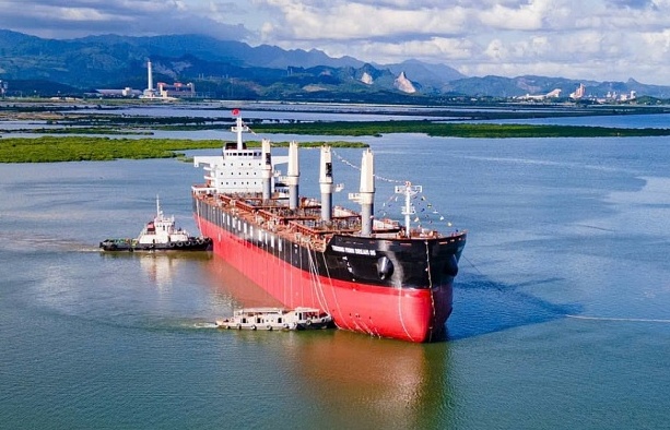 Doanh nghiệp Việt Nam vừa bàn giao siêu tàu 45.000 tấn, khẳng định đẳng cấp trong ngành hàng hải
