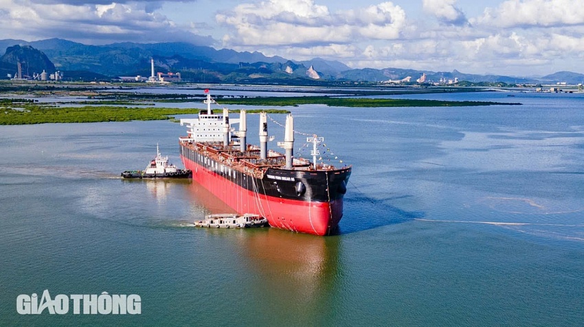 Doanh nghiệp Việt Nam vừa bàn giao siêu tàu 45.000 tấn, khẳng định đẳng cấp trong ngành hàng hải