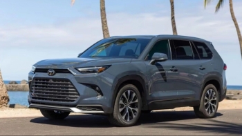 Toyota hoãn sản xuất xe điện, tăng công suất cho SUV chạy xăng