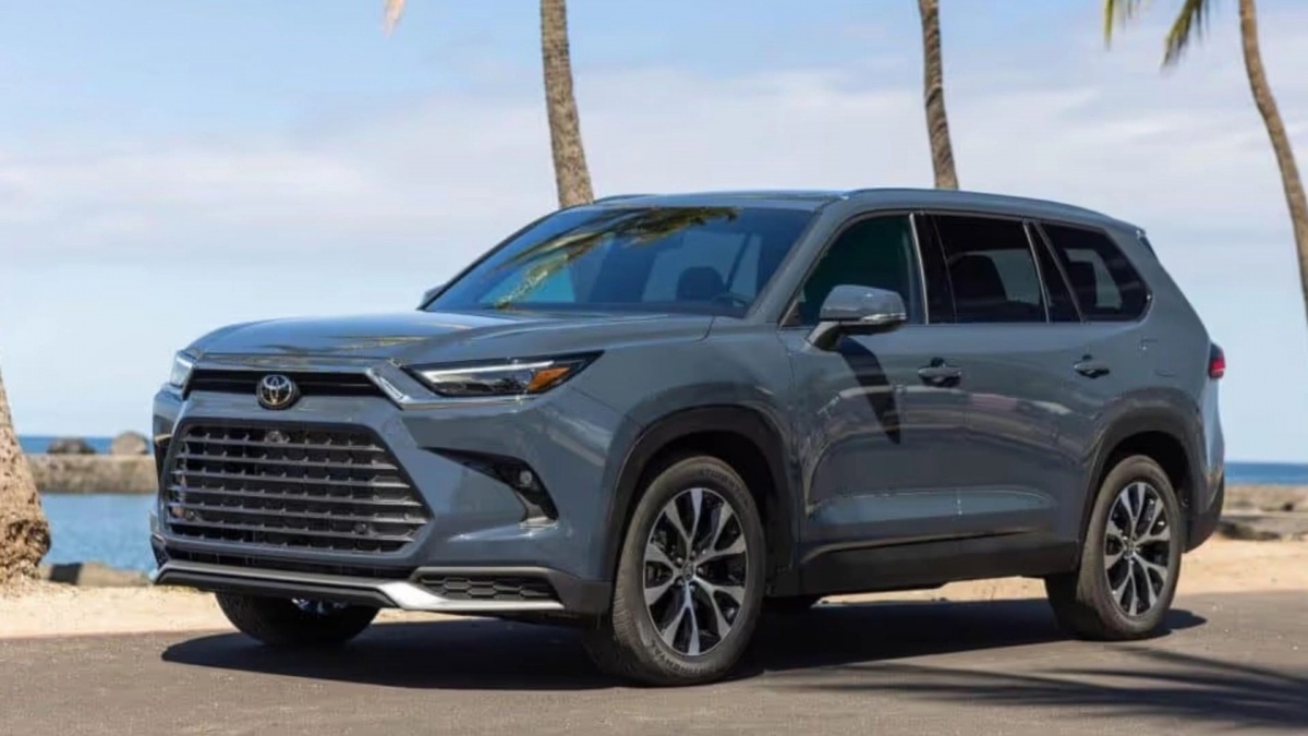 Toyota hoãn sản xuất xe điện, tăng công suất cho SUV chạy xăng