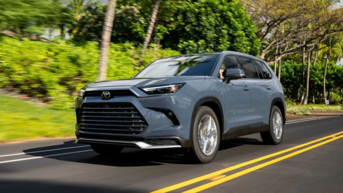 Toyota hoãn sản xuất xe điện, tăng công suất cho SUV chạy xăng