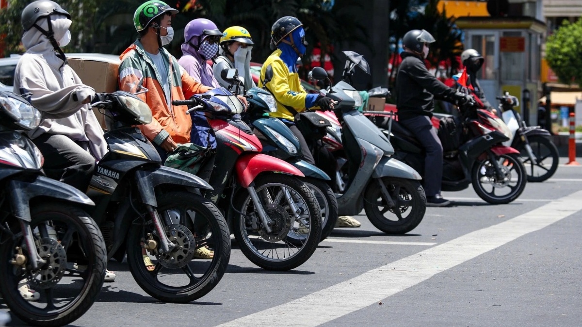 Quy định mới nhất về đèn vàng, đèn đỏ, người tham gia giao thông phải biết tránh bị phạt lên tới 20 triệu đồng và trừ 4 điểm GPLX