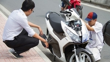 Hành động tưởng ‘nghĩa hiệp’ khi đi xe máy lại bị tính là vi phạm: Phạt lên tới 14 triệu, trừ 10 điểm GPLX