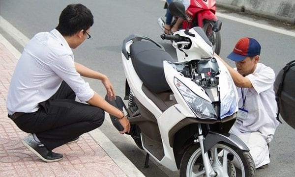 Hành động tưởng ‘nghĩa hiệp’ khi đi xe máy lại bị tính là vi phạm: Phạt lên tới 14 triệu, trừ 10 điểm GPLX