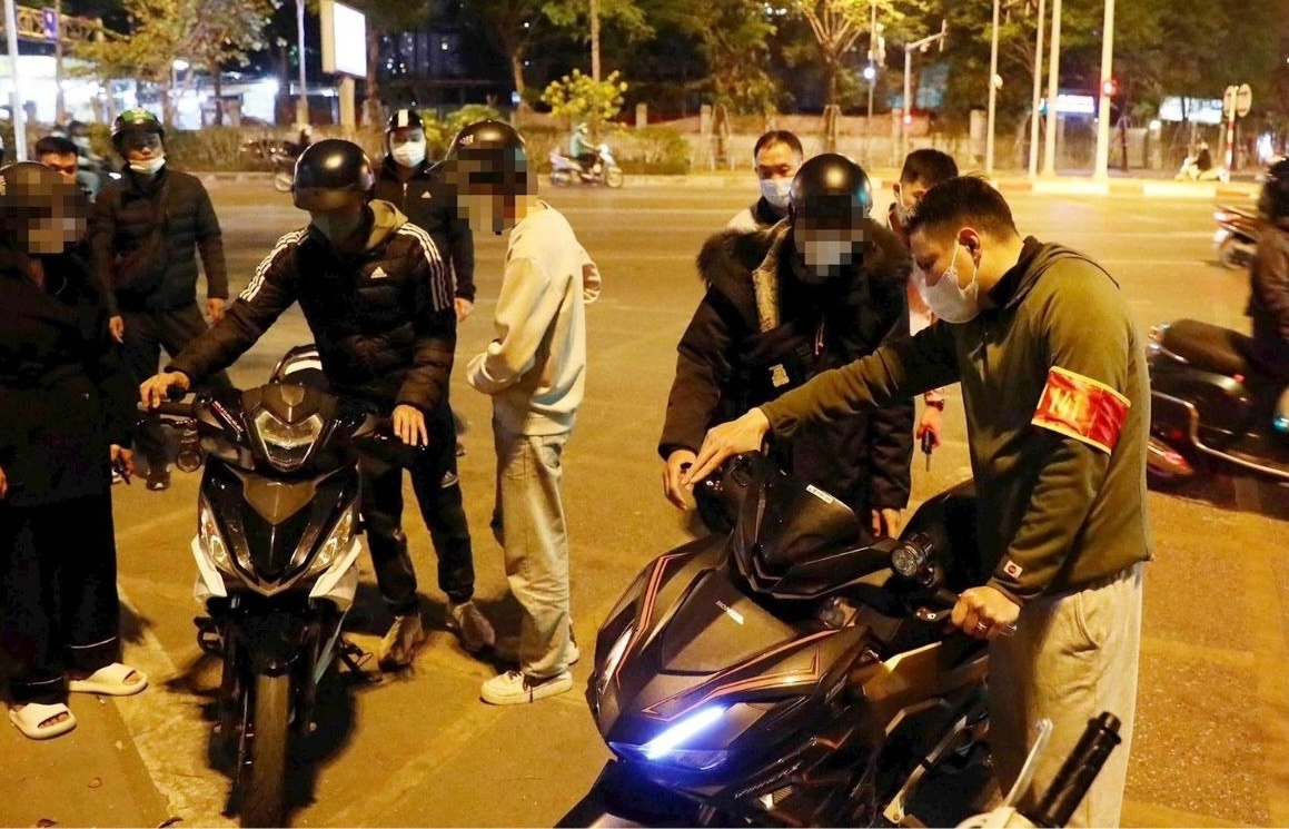 Hành động tưởng ‘nghĩa hiệp’ khi đi xe máy lại bị tính là vi phạm: Phạt lên tới 14 triệu, trừ 10 điểm GPLX