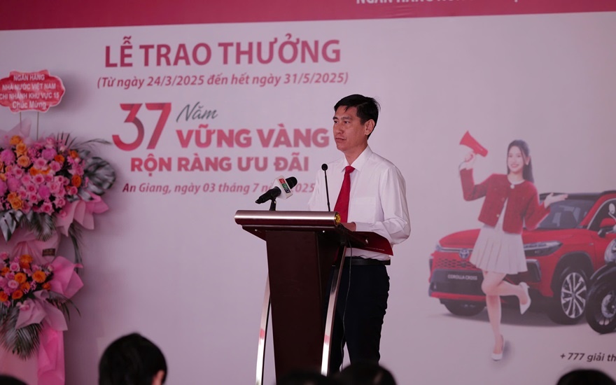 Gắn bó hơn 20 năm với Agribank, người phụ nữ được trao tặng xe ô tô Toyota trị giá 830 triệu đồng
