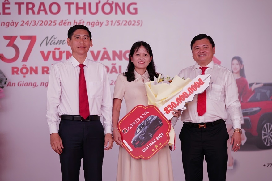 Gắn bó hơn 20 năm với Agribank, người phụ nữ được trao tặng xe ô tô Toyota trị giá 830 triệu đồng