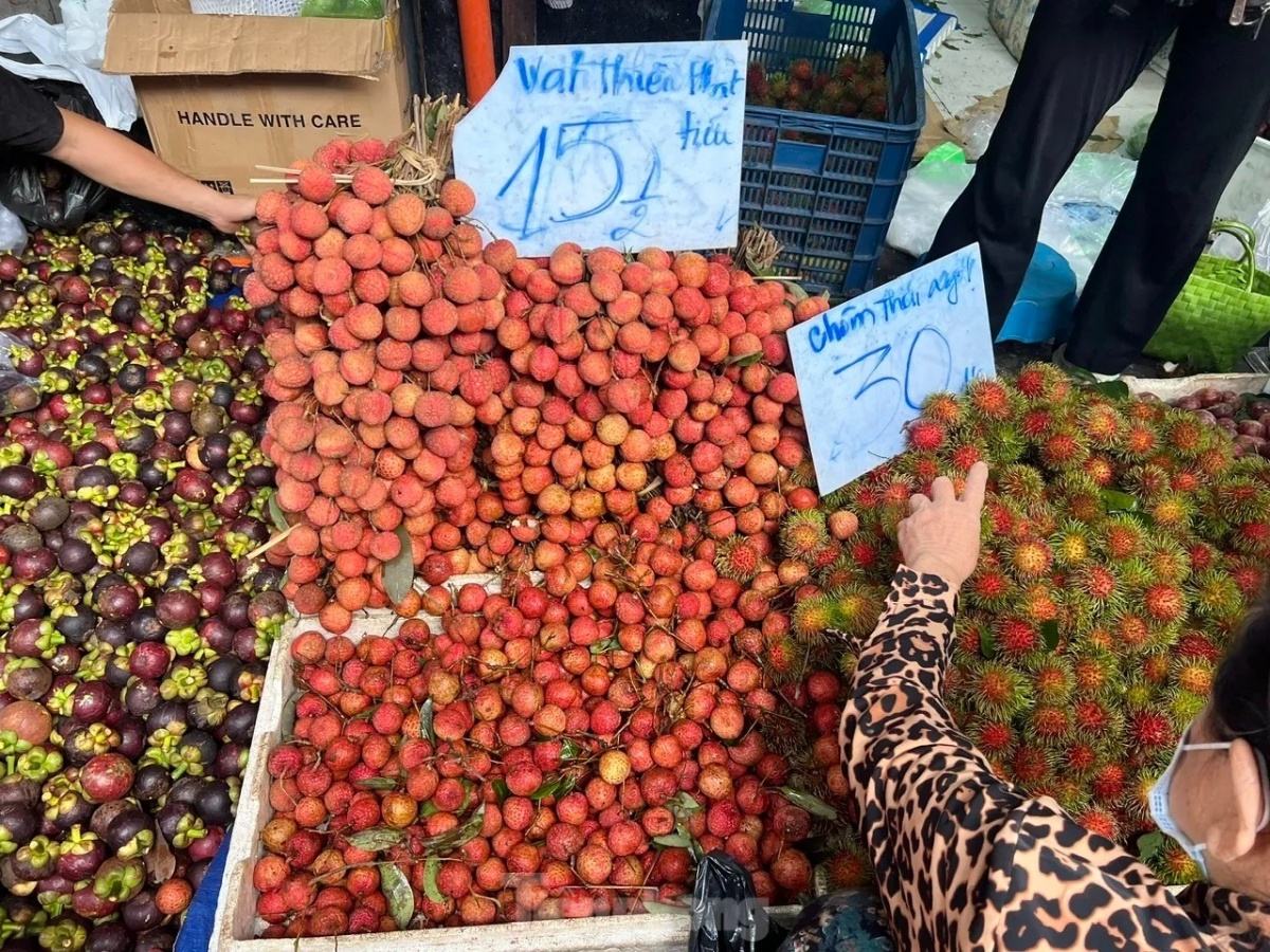 Vải thiều ê hề khắp TP.HCM: Hàng tươi roi rói, bán rẻ hơn rau nhưng vẫn ế chỏng chơ