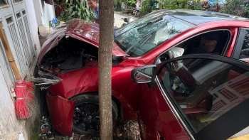 Về số N khi đổ xăng, xe Mazda bất ngờ lao vào tường: Cảnh báo thói quen hiểm hoạ khi phụ huynh chở trẻ em, có thể bị phạt nặng
