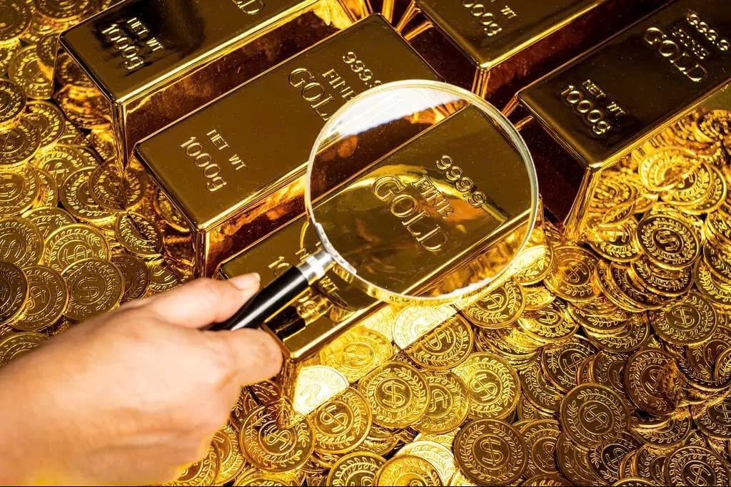 Giá vàng tiến sát vùng đỉnh, giới đầu tư âm thầm gom hàng: Lý do đến từ Tổng thống Trump