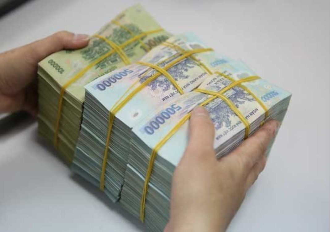 Người dân gửi tiết kiệm kỷ lục hơn 7,5 triệu tỷ đồng vào ngân hàng