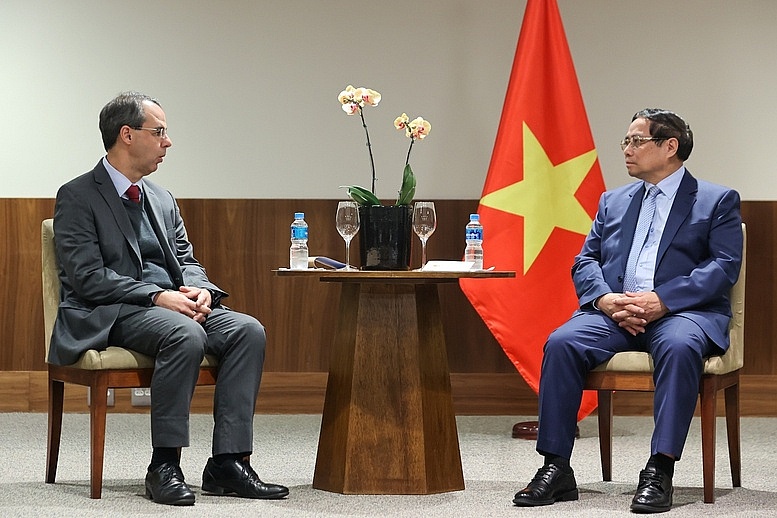 Ông Jose Serrador Neto và các cộng sự của Tập đoàn Embraer đề nghị Thủ tướng Chính phủ chỉ đạo, tạo điều kiện để Embraer hợp tác lâu dài với các đối tác Việt Nam (Nguồn ảnh: VGP/Nhật Bắc)