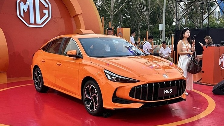 MG5 2026 chào sân với mức giá hơn 200 triệu, trang bị hiện đại và hiệu năng ấn tượng, là đối trọng đáng gờm của Honda Civic 1.5T