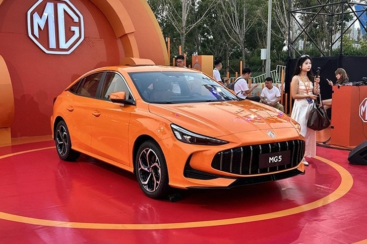 MG5 2026 chào sân với mức giá hơn 200 triệu, trang bị hiện đại và hiệu năng ấn tượng, là đối trọng đáng gờm của Honda Civic 1.5T