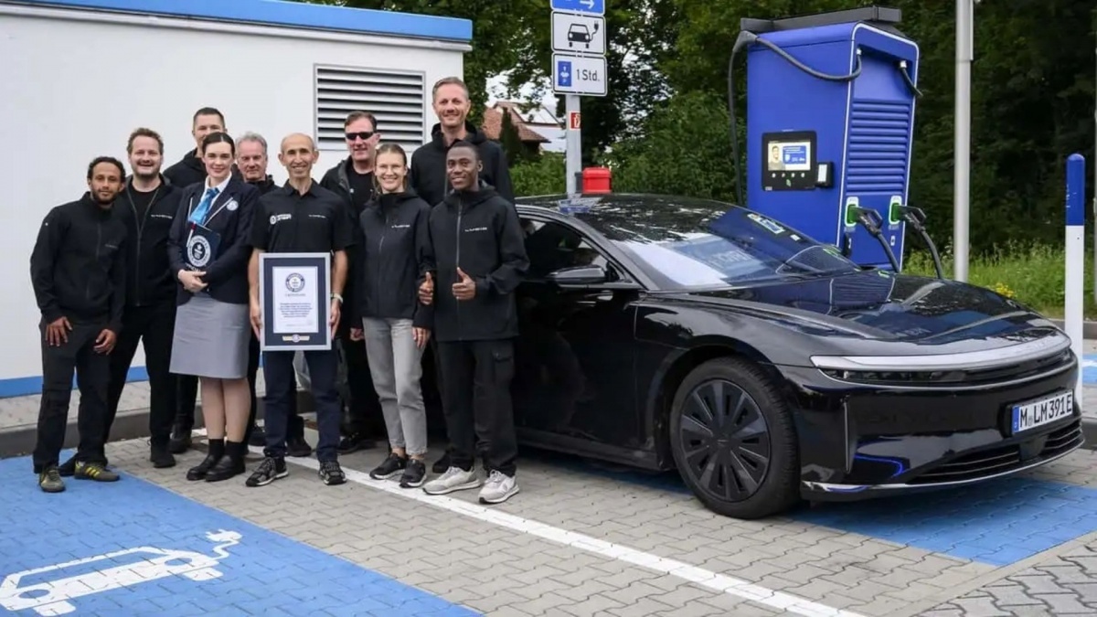 Chỉ một lần sạc, xe điện chạy hơn 1.200km, lập kỷ lục Guinness mà không cần bất cứ hỗ trợ nào