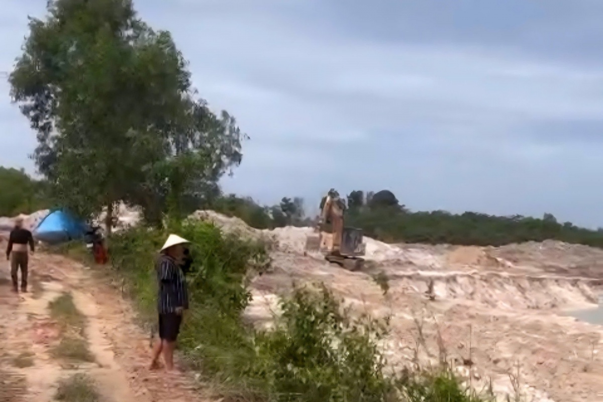 Công an đặc khu bắt quả tang nhóm người đào ao, san lấp lấn chiếm 5ha đất