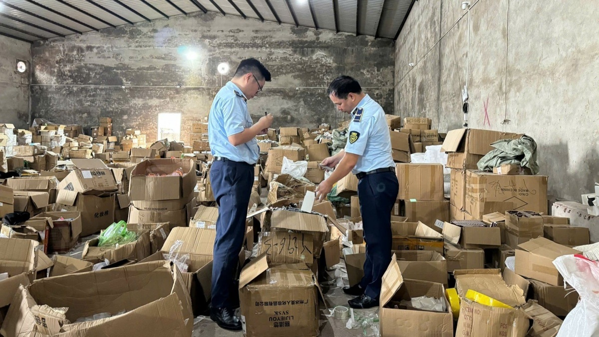 Kho hàng 'ẩn danh' hơn 1,2 tỷ đồng bị phanh phui: Buôn lậu núp bóng qua TikTok, phần mềm Trung Quốc