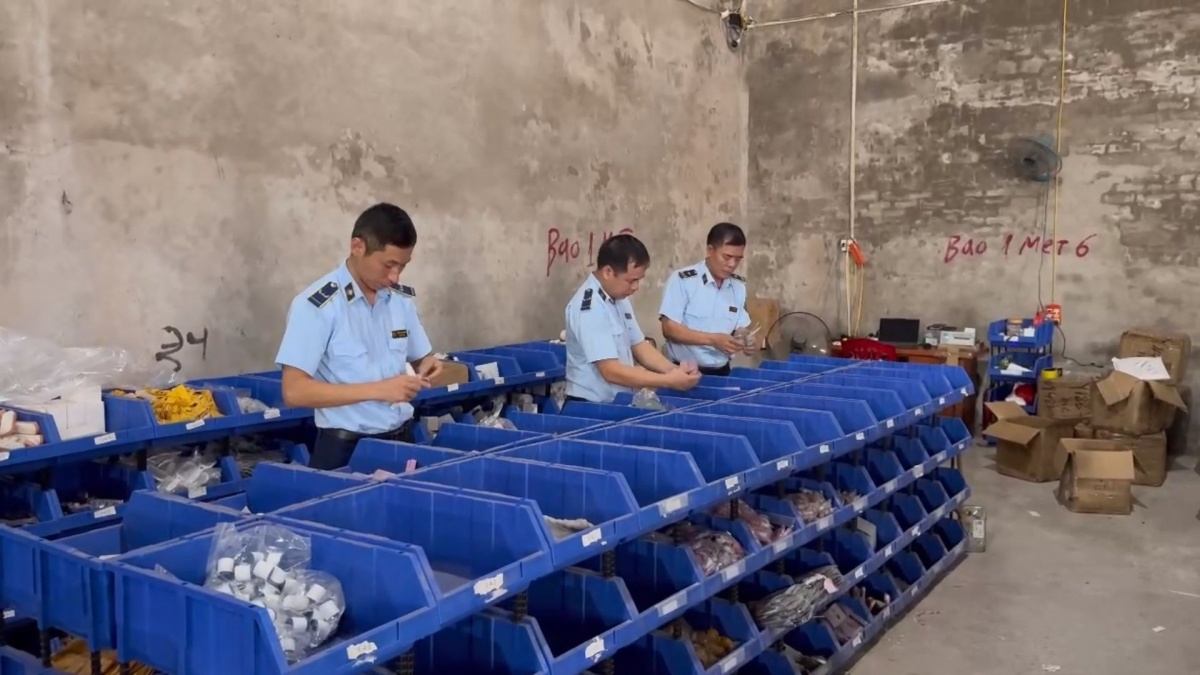 Kho hàng 'ẩn danh' hơn 1,2 tỷ đồng bị phanh phui: Buôn lậu núp bóng qua TikTok, phần mềm Trung Quốc
