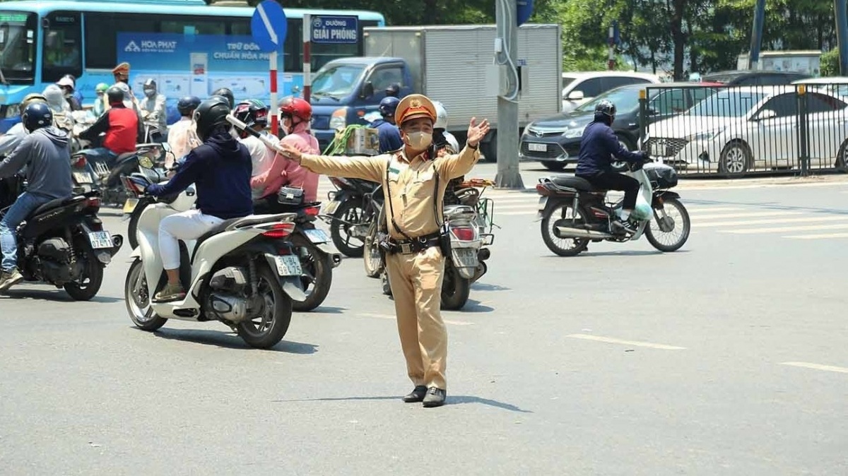 Quy định mới nhất đèn đỏ phải dừng trước vạch, nếu vượt theo hiệu lệnh của CSGT có bị phạt nguội không?