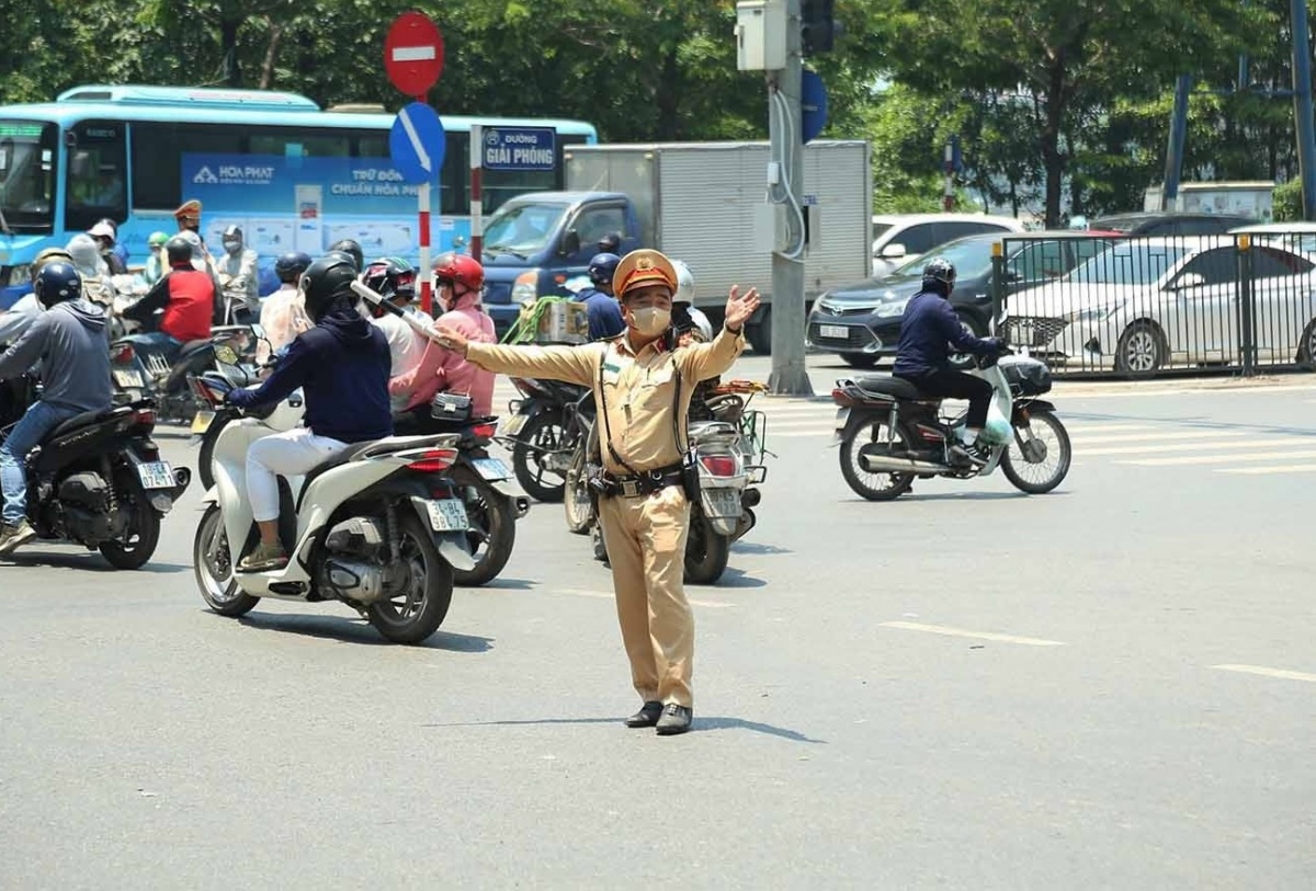 Quy định mới nhất đèn đỏ phải dừng trước vạch, nếu vượt theo hiệu lệnh của CSGT có bị phạt nguội không?