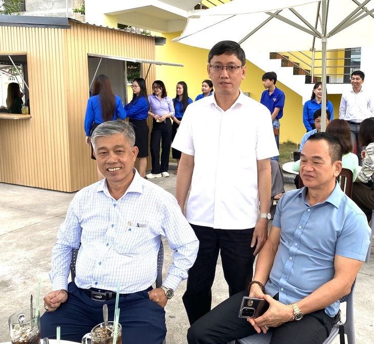 Bí thư phường nhâm nhi cà phê sáng cùng người dân, lắng nghe và hứa đến tận nhà giải quyết phản ánh