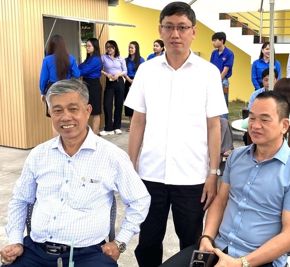 Bí thư phường nhâm nhi cà phê sáng cùng người dân, lắng nghe và hứa đến tận nhà giải quyết phản ánh
