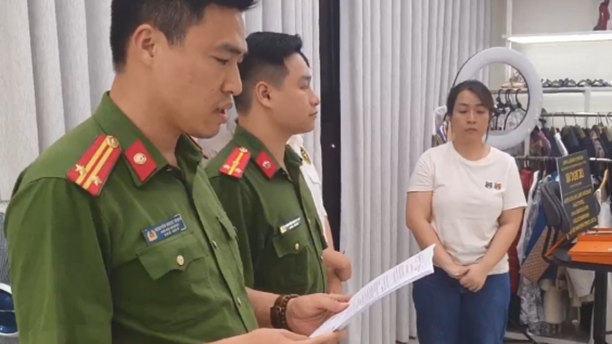 Livestream bán hàng online thu về hơn 834 tỉ, nữ chủ shop bị bắt vì trốn thuế 12 tỷ