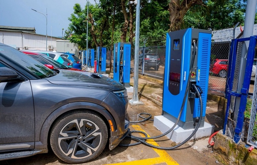V-Green dưới tay ông Phạm Nhật Vượng khiến đối tác trầm trồ vì đàm phán mặt bằng trạm sạc cực nhanh